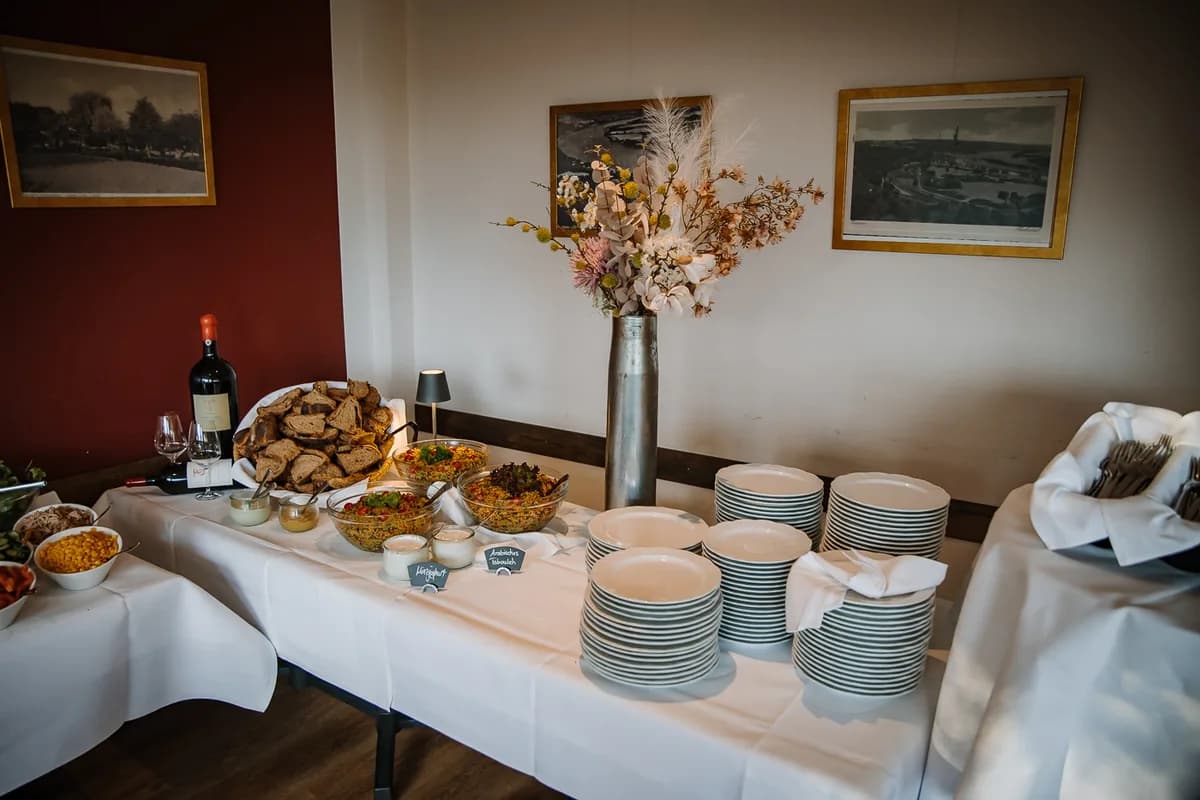Salatbuffet im warmen Restaurantsaal mit historischen Wandbildern