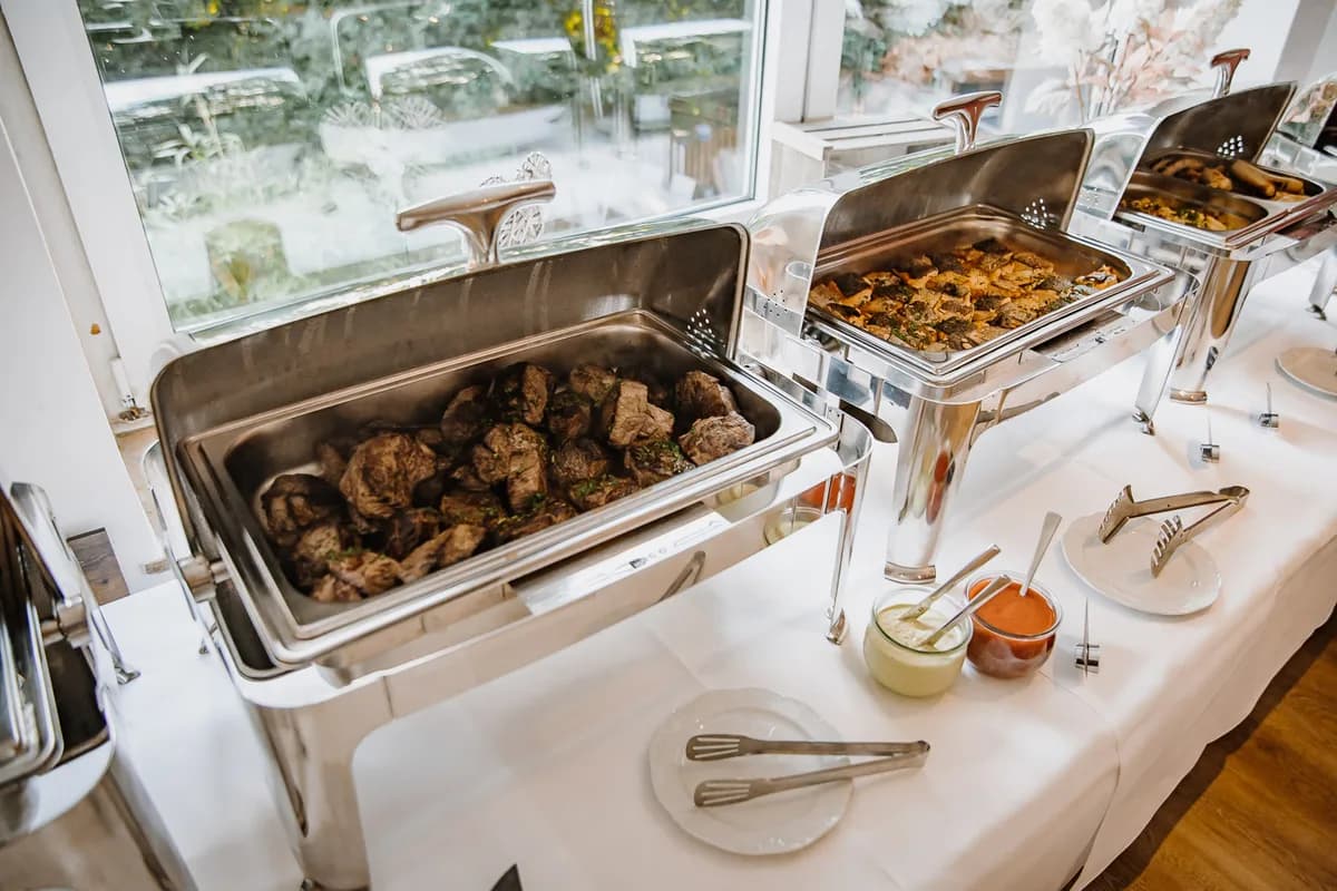 Hochzeitsbuffet mit Festbraten in Chafing Dishes