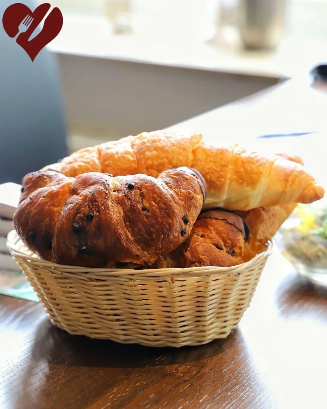 Frischer Brotkorb mit Brot und Croissants