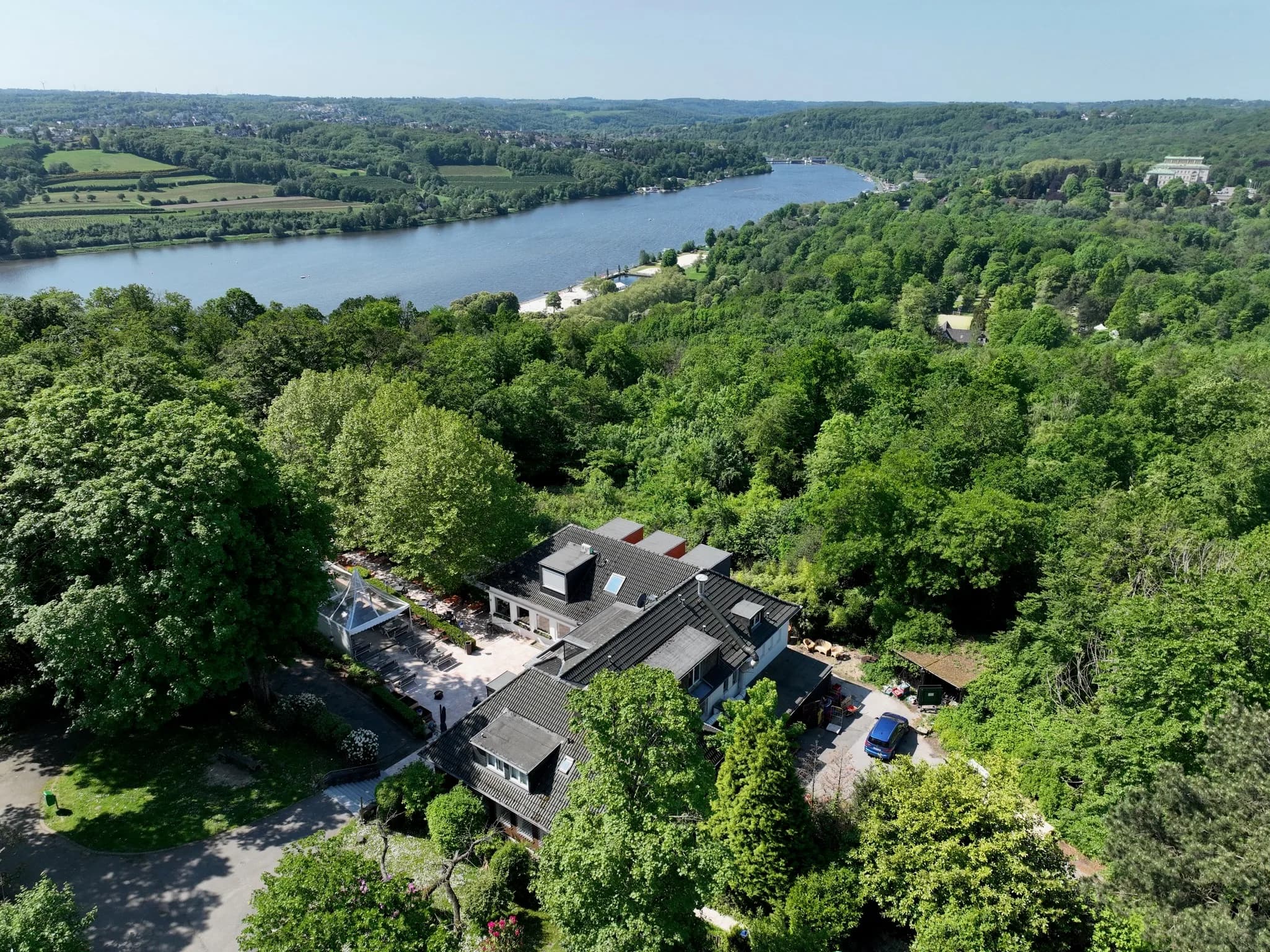 Luftaufnahme des Wirtshaus zur heimlichen Liebe hoch über dem Baldeneysee mit Blick aufs Ruhrtal
